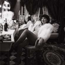 Load image into Gallery viewer, Hollywood Starlet Photoshoot
